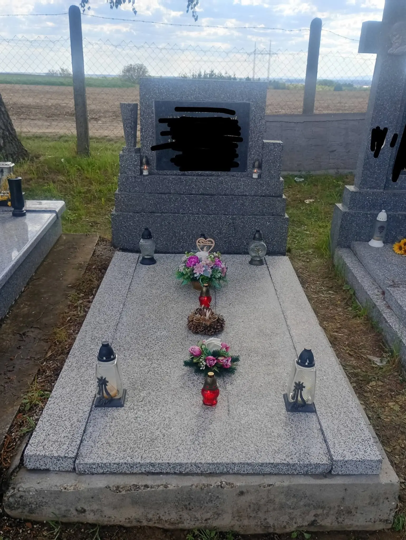 Zub času sa podpísal aj na tomto 53 ročnom hrobe. Dokázali sme mu však vrátiť dôstojný vzhľad. — po