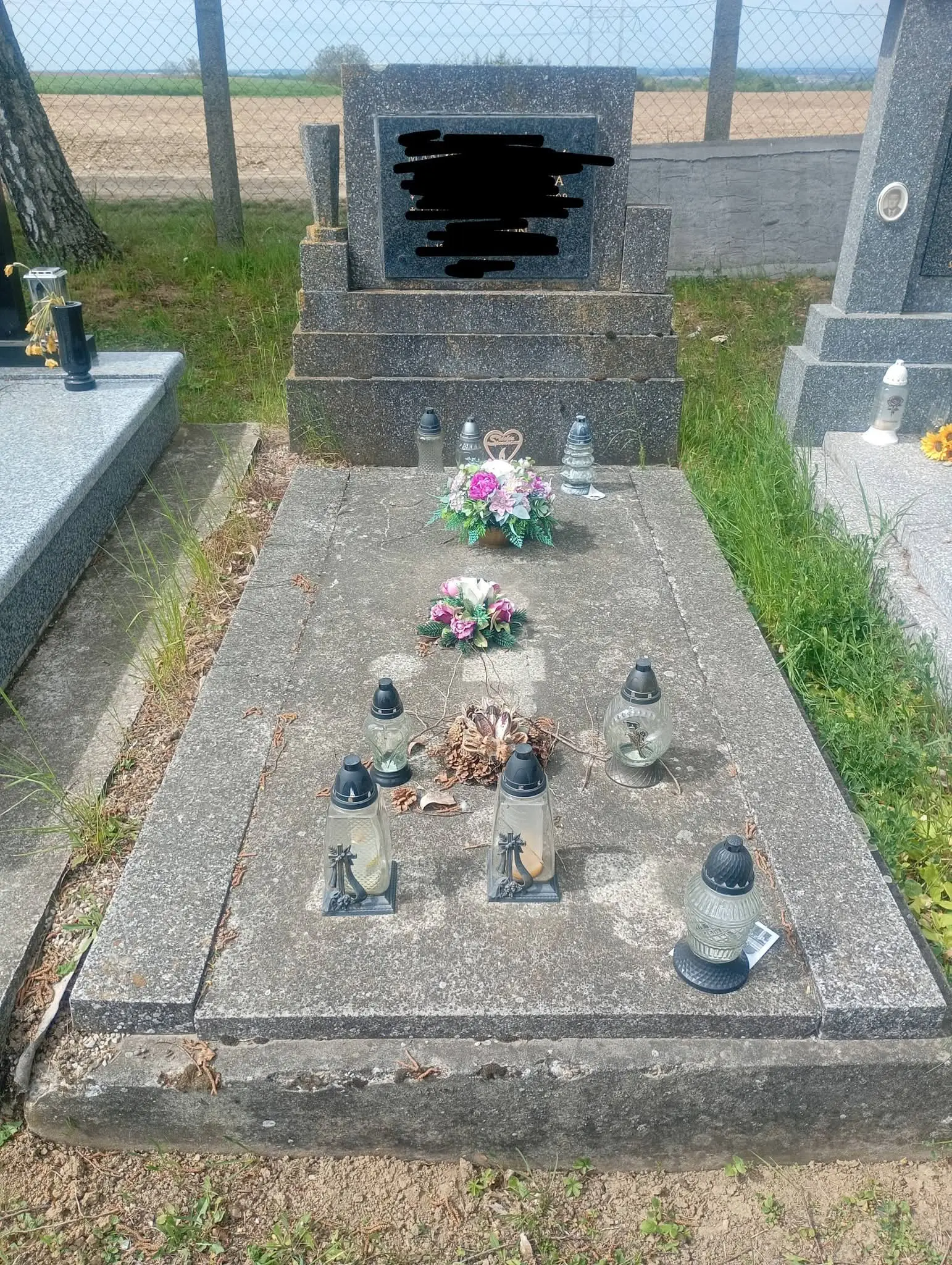 Zub času sa podpísal aj na tomto 53 ročnom hrobe. Dokázali sme mu však vrátiť dôstojný vzhľad. — pred